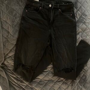 Black American Eagle ripped mom jeans